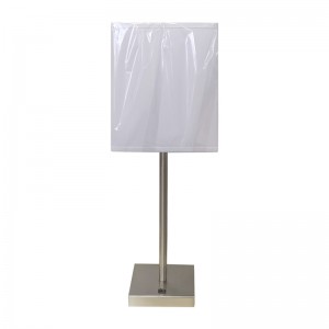 Yksinkertainen tyylinen harjattunikkelipintainen yöpöytä pöytävalaisin, jossa on/off rokkarikytkin huoneessa