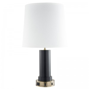 Mukautettu yö- ja lamppu antiikkisella messinkillä ja mustalla viimeistelyllä, on/off -rokkarikytkin, kätevä pistorasia ja USB -latausportti huoneessa