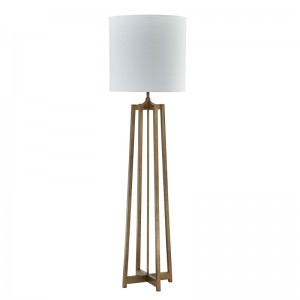 Hyatt Hotel -sohva lattiavalaisimen vieressä ja antiikkinen kultapinta huoneessa